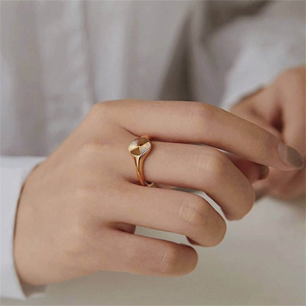 Stylish Chunky Signet Wave Ring - Picture 5 of 7